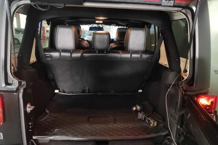 Used Jeep Wrangler 2015 3.6L Rubicon Four-Door Comfort Edition Trunk