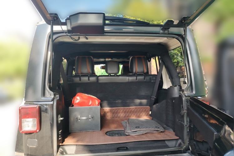 Used Jeep Wrangler 2015 3.0L Sahara Four-Door Comfort Edition Trunk
