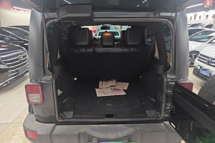 Used Jeep Wrangler 2015 3.0L Sahara Four-Door Comfort Edition Trunk