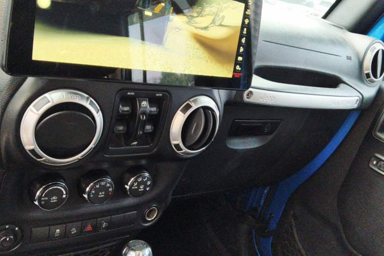 Used Jeep Wrangler 2015 2.8TD Sahara Four-Door Comfort Edition Audio And AC Panel