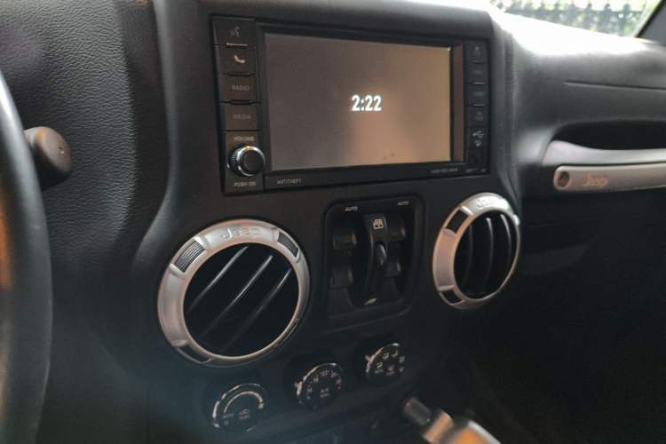 Used Jeep Wrangler 2015 3.0L Sahara Four-Door Comfort Edition Audio And AC Panel