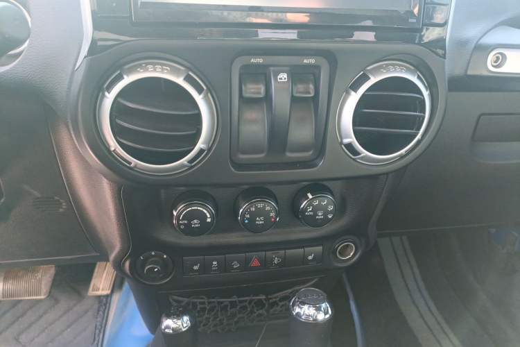 Used Jeep Wrangler 2015 3.6L Rubicon Two-Door Comfort Edition Audio And AC Panel