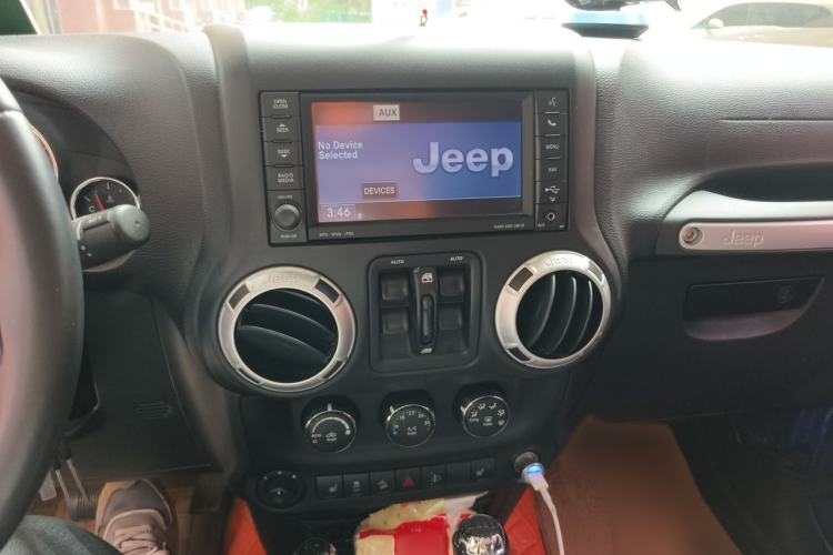 Used Jeep Wrangler 2015 3.6L Rubicon Four-Door Comfort Edition Audio And AC Panel