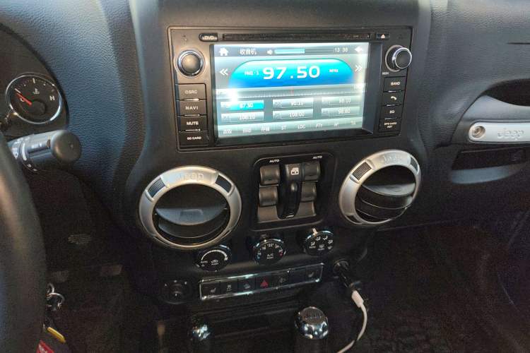 Used Jeep Wrangler 2015 3.0L Sahara Four-Door Edition Audio And AC Panel