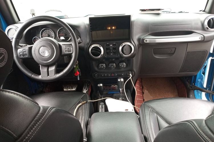 Used Jeep Wrangler 2015 3.0L Sahara Four-Door Edition Center Console