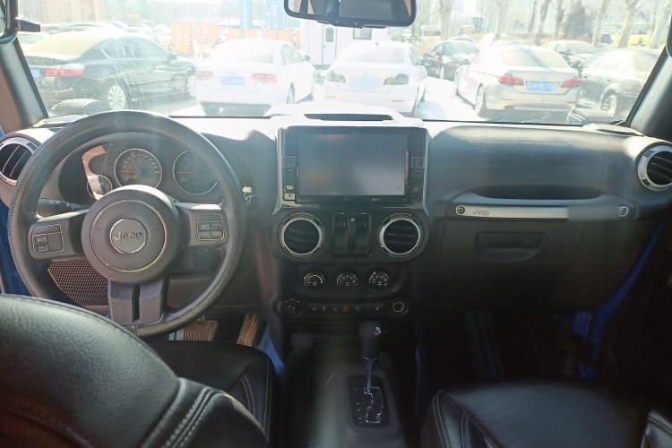 Used Jeep Wrangler 2015 3.6L Rubicon Two-Door Comfort Edition Center Console