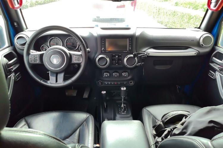 Used Jeep Wrangler 2015 3.0L Sahara Four-Door Comfort Edition Center Console