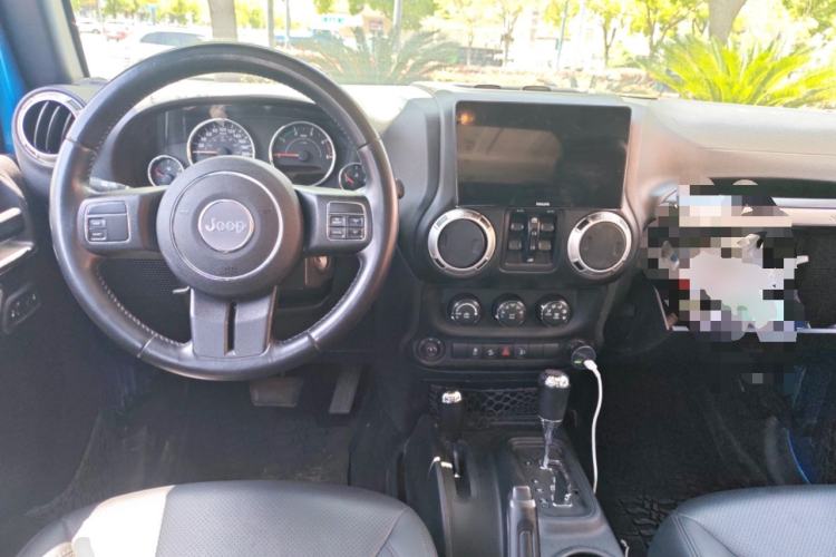 Used Jeep Wrangler 2015 2.8TD Sahara Four-Door Comfort Edition Center Console