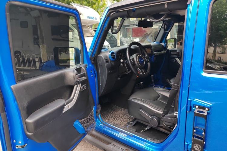 Used Jeep Wrangler 2015 3.6L Rubicon Four-Door Edition Driver Seat