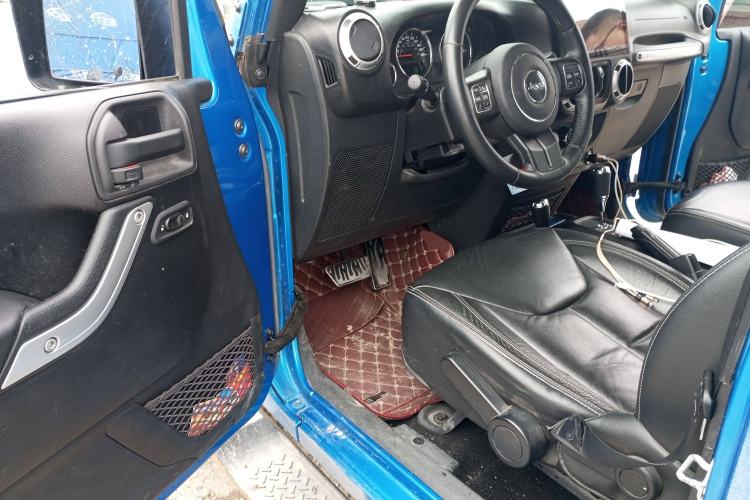 Used Jeep Wrangler 2015 3.0L Sahara Four-Door Edition Driver Seat