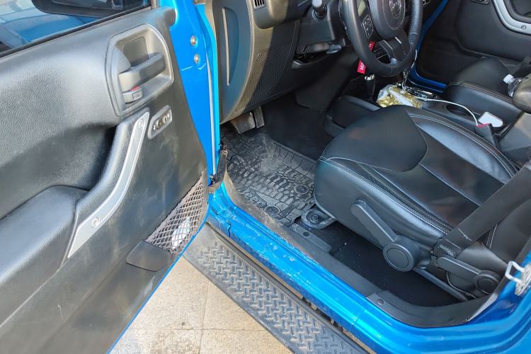 Used Jeep Wrangler 2015 3.0L Sahara Four-Door Edition Driver Seat
