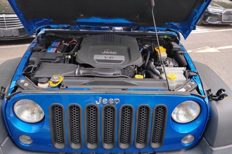 Used Jeep Wrangler 2015 3.6L Rubicon Four-Door Edition Engine Bay
