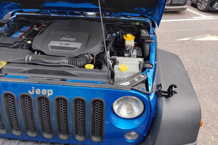 Used Jeep Wrangler 2015 3.6L Rubicon Four-Door Edition Engine Bay Left