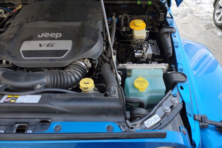 Used Jeep Wrangler 2015 3.0L Sahara Four-Door Edition Engine Bay Left