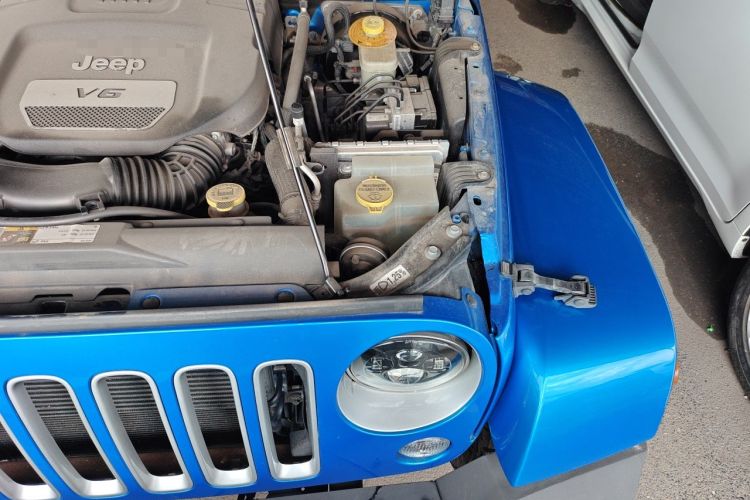 Used Jeep Wrangler 2015 3.0L Sahara Four-Door Comfort Edition Engine Bay Left
