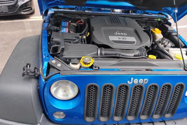 Used Jeep Wrangler 2015 3.6L Rubicon Four-Door Edition Engine Bay Right