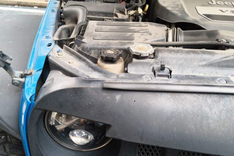 Used Jeep Wrangler 2015 3.0L Sahara Four-Door Comfort Edition Engine Bay Right
