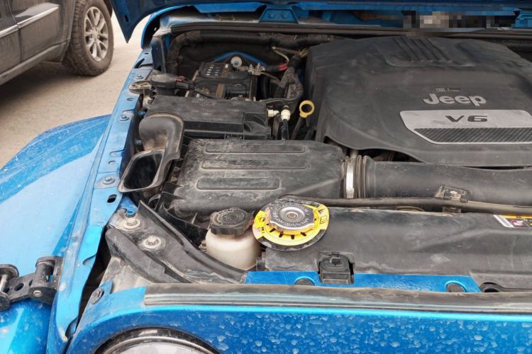 Used Jeep Wrangler 2015 3.0L Sahara Four-Door Edition Engine Bay Right