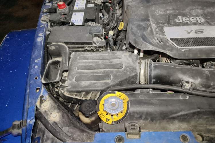 Used Jeep Wrangler 2015 3.6L Rubicon Four-Door Comfort Edition Engine Bay Right