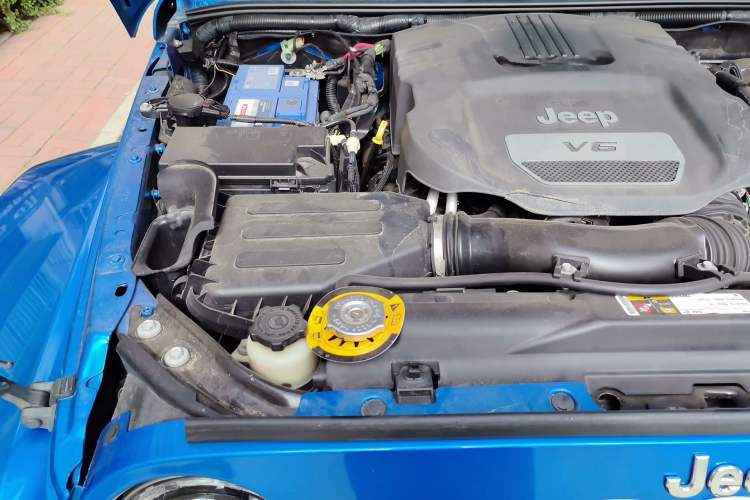 Used Jeep Wrangler 2015 3.0L Sahara Four-Door Comfort Edition Engine Bay Right