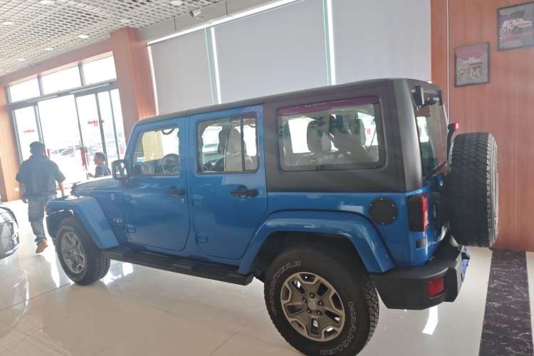 Used Jeep Wrangler 2015 3.0L Sahara Four-Door Comfort Edition Exterior 5