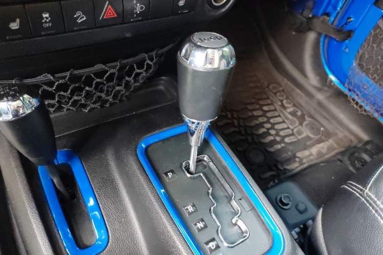 Used Jeep Wrangler 2015 3.6L Rubicon Four-Door Edition Gear Lever
