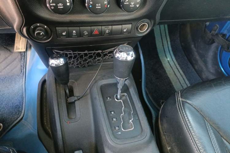 Used Jeep Wrangler 2015 3.6L Rubicon Two-Door Comfort Edition Gear Lever