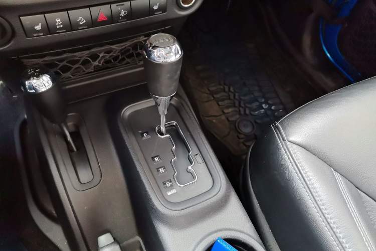 Used Jeep Wrangler 2015 3.0L Sahara Four-Door Comfort Edition Gear Lever