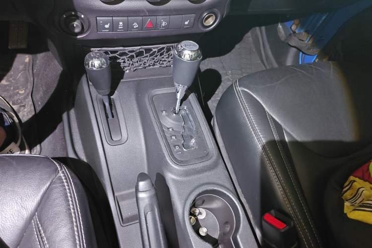 Used Jeep Wrangler 2015 3.0L Sahara Four-Door Comfort Edition Gear Lever