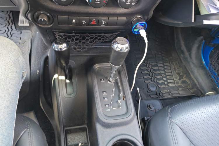 Used Jeep Wrangler 2015 2.8TD Sahara Four-Door Comfort Edition Gear Lever
