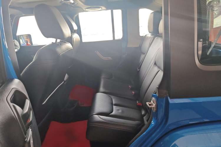 Used Jeep Wrangler 2015 3.0L Sahara Four-Door Comfort Edition Interior 1