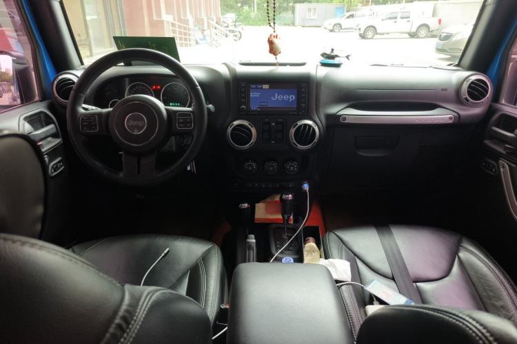 Used Jeep Wrangler 2015 3.6L Rubicon Four-Door Comfort Edition Interior 2