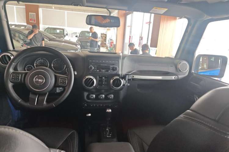 Used Jeep Wrangler 2015 3.0L Sahara Four-Door Comfort Edition Interior 3