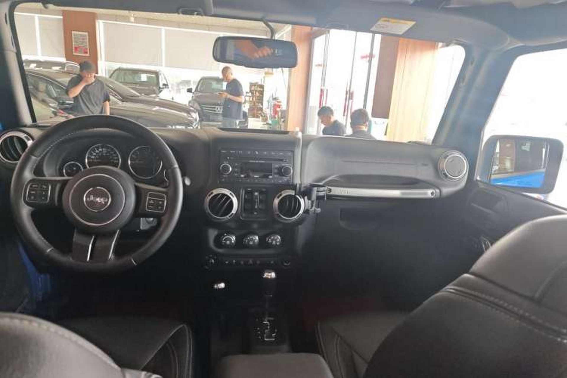Used Jeep Wrangler 2015 3.0L Sahara Four-Door Comfort Edition Interior 3