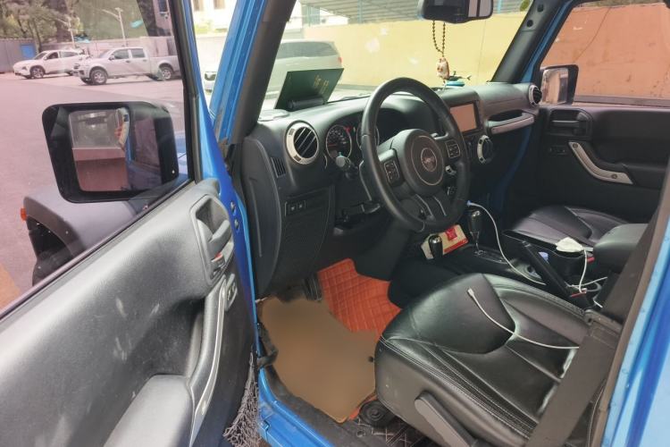 Used Jeep Wrangler 2015 3.6L Rubicon Four-Door Comfort Edition Interior 3