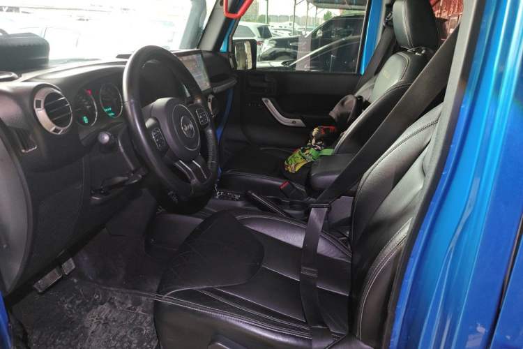 Used Jeep Wrangler 2015 3.0L Sahara Four-Door Comfort Edition Left Front Seat