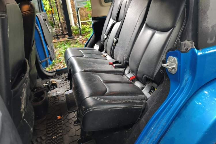Used Jeep Wrangler 2015 3.0L Sahara Four-Door Comfort Edition Left Rear Seat