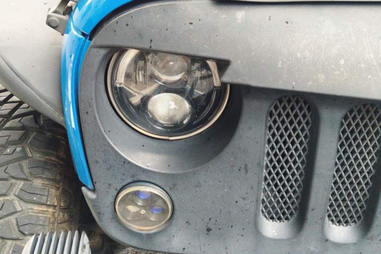 Used Jeep Wrangler 2015 3.0L Sahara Four-Door Comfort Edition Right Front Headlight