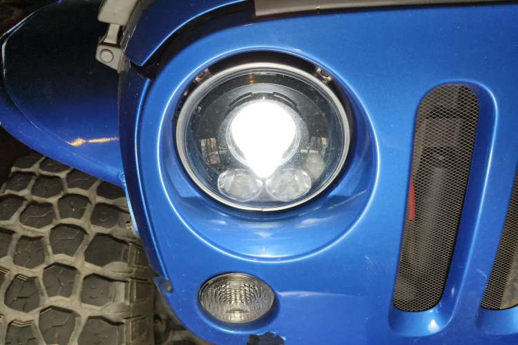 Used Jeep Wrangler 2015 3.6L Rubicon Four-Door Comfort Edition Right Front Headlight