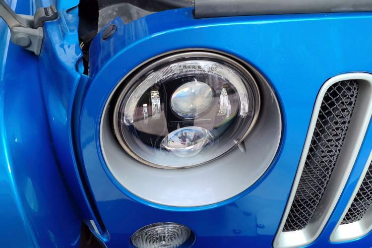 Used Jeep Wrangler 2015 3.0L Sahara Four-Door Comfort Edition Right Front Headlight