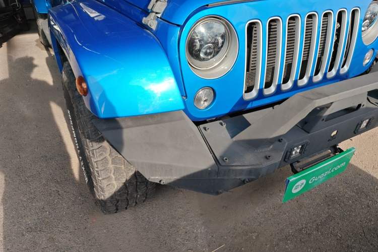 Used Jeep Wrangler 2015 3.0L Sahara Four-Door Comfort Edition Right Front Headlight