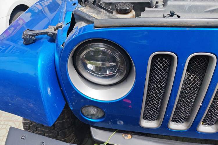 Used Jeep Wrangler 2015 2.8TD Sahara Four-Door Comfort Edition Right Front Headlight