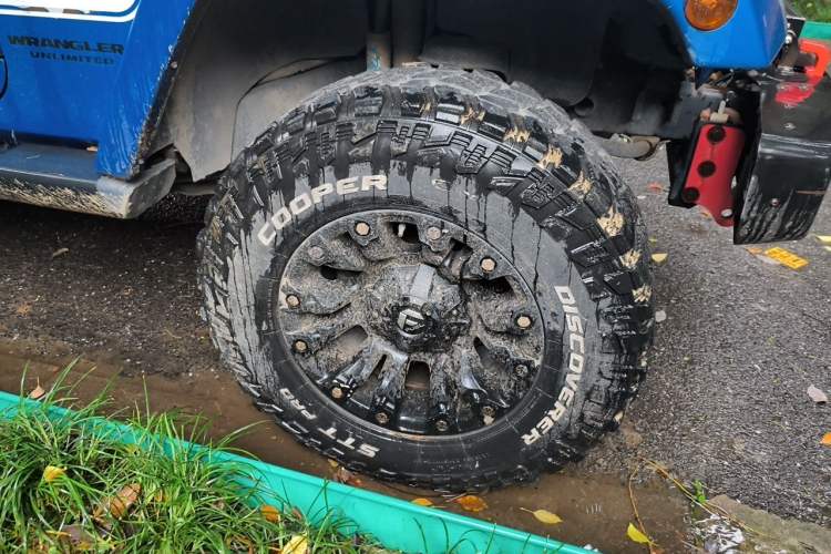 Used Jeep Wrangler 2015 3.0L Sahara Four-Door Comfort Edition Right Front Wheel Hub