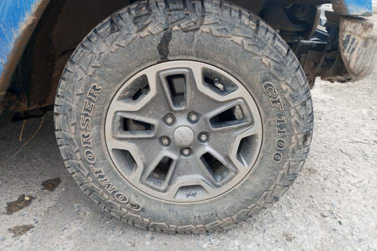 Used Jeep Wrangler 2015 3.0L Sahara Four-Door Edition Right Front Wheel Hub