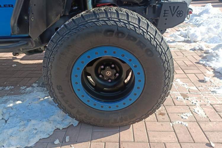 Used Jeep Wrangler 2015 3.6L Rubicon Two-Door Comfort Edition Right Front Wheel Hub
