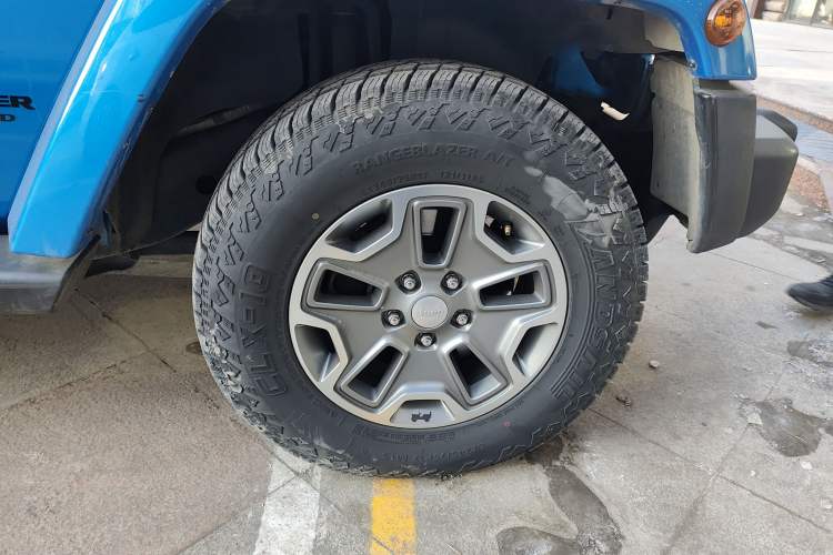 Used Jeep Wrangler 2015 3.0L Sahara Four-Door Edition Right Front Wheel Hub
