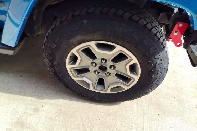 Used Jeep Wrangler 2015 3.0L Sahara Four-Door Comfort Edition Right Front Wheel Hub