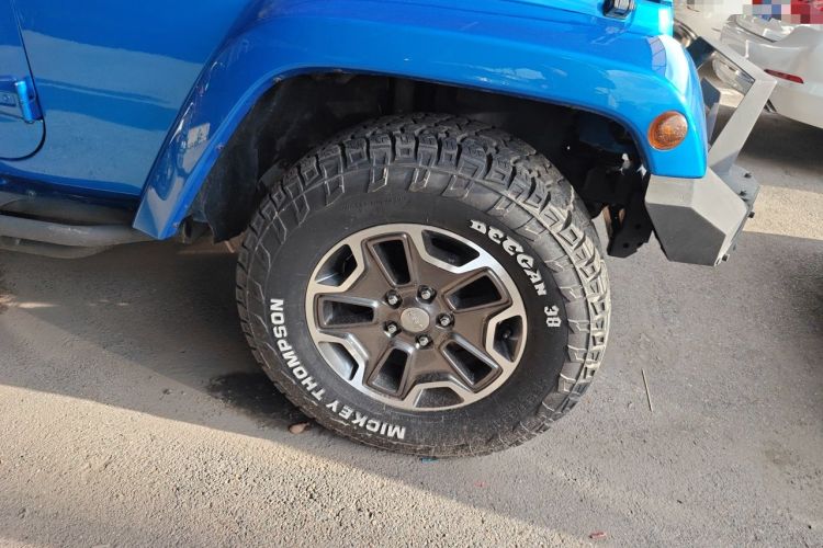 Used Jeep Wrangler 2015 3.0L Sahara Four-Door Comfort Edition Right Front Wheel Hub