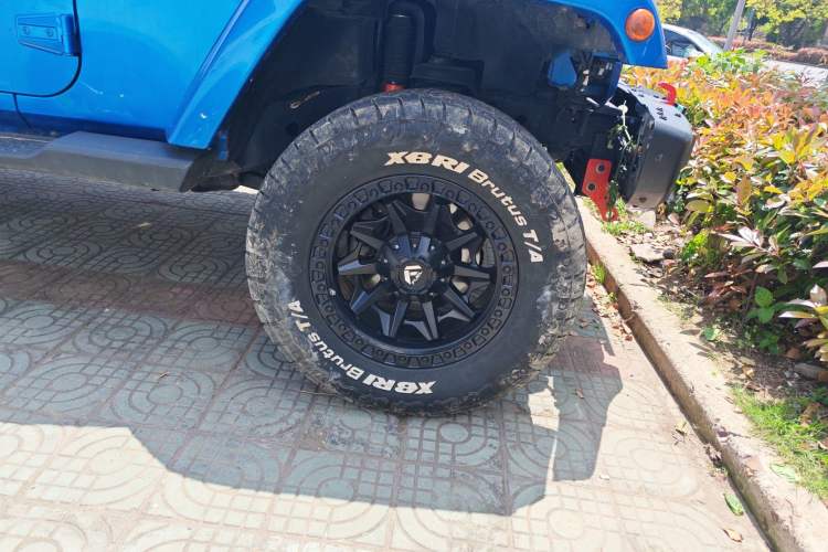 Used Jeep Wrangler 2015 2.8TD Sahara Four-Door Comfort Edition Right Front Wheel Hub
