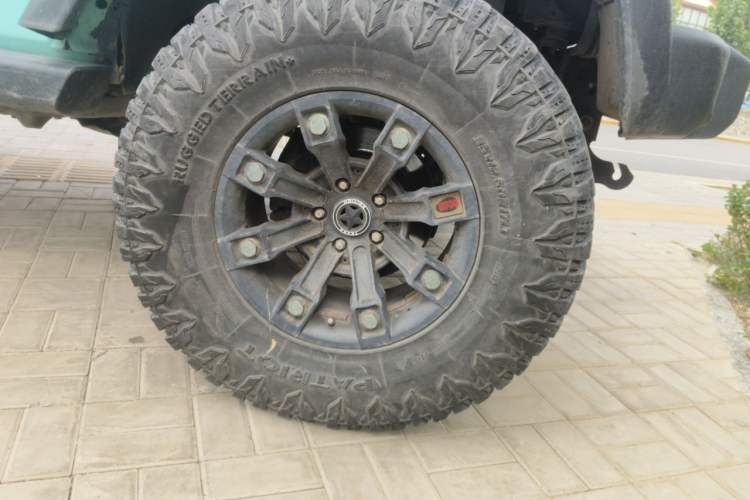Used Jeep Wrangler 2015 2.8TD Sahara Four-Door Comfort Edition Right Front Wheel Hub